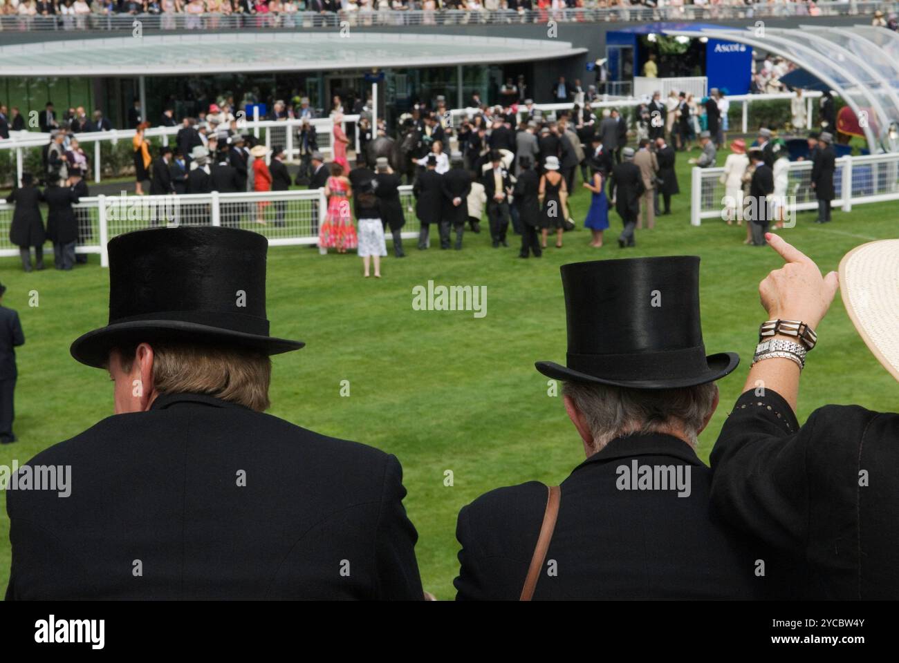 Posh People UK, courses hippiques au Royal Ascot Berkshire Angleterre. Le nouvel anneau de parade et la tribune. ANNÉES 2006 2000 ROYAUME-UNI HOMER SYKES. Banque D'Images