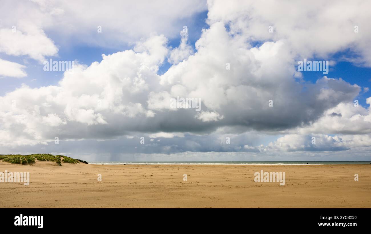 Nuages orageux dérivant au-dessus de Barmouth Beach et Cardigan Bay au pays de Galles Banque D'Images