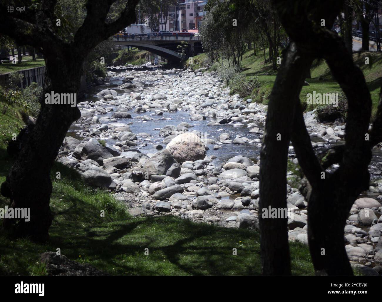 BASSIN SÉCHERESSE HYDROLOGIQUE 102 JOURS SÉCHERESSE Cuenca, Équateur 22 octobre 2024 les rivières Tomebamba, Yanuncay, Tarqui et Machangara traversent des niveaux critiques, aujourd'hui sont 102 jours de sécheresse hydrologique dans l'image la rivière Tomebamba enregistre un niveau de 1,8 mètres cubes par seconde, lorsque la normale est de sept mètres cubes, 8 mètres cubes par seconde, lorsque la normale est de sept mètres cubes le Tarqui enregistre 0,9 et la Machangara 1,11 photo Boris Romoleroux ICA soi CUENCA SEI CUENCA 102 xBORISXROMOLEROUXx Banque D'Images