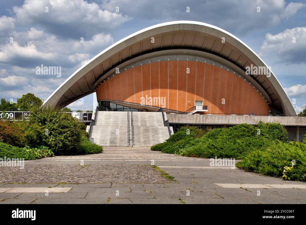 La Maison des cultures du monde présente son architecture unique au milieu d'une végétation luxuriante dans le centre de Berlin, invitant à l'exploration culturelle. Banque D'Images