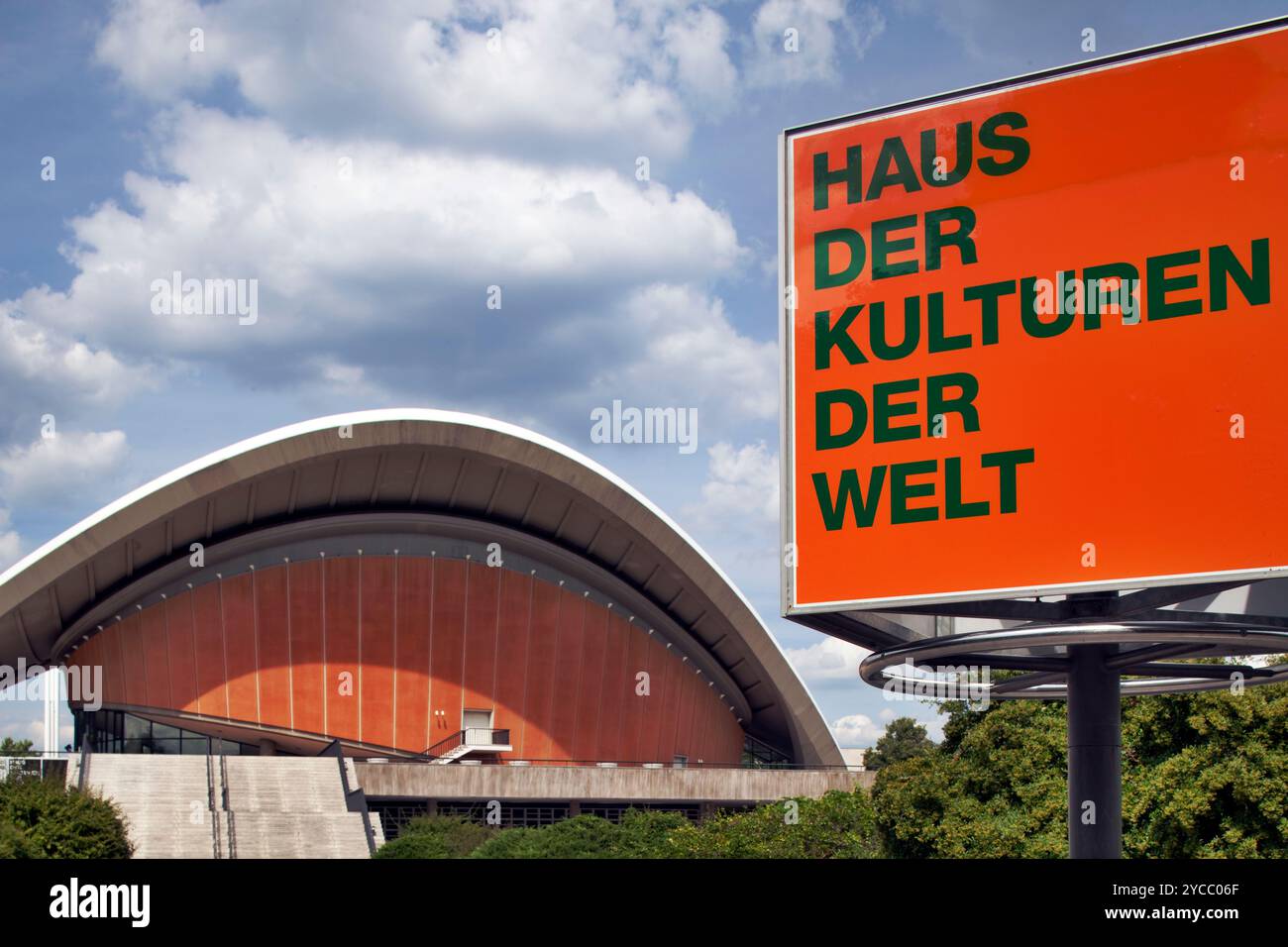 La Maison des cultures du monde présente son architecture saisissante contre un ciel nuageux à Berlin, invitant à des échanges culturels mondiaux. Banque D'Images