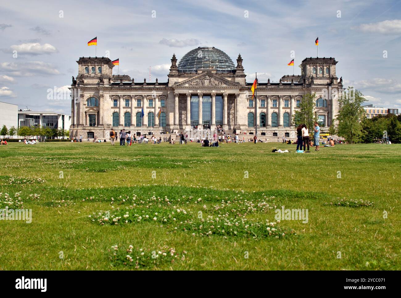 Berlin, Allemagne, juillet 29 2009, les gens se rassemblent sur la pelouse verte devant le bâtiment historique du Reichstag sous un ciel bleu clair à Berlin. Banque D'Images