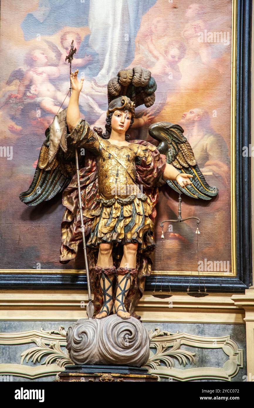 Lisbonne, Portugal, 1er mars 2007, la sculpture complexe de l'Archange Saint Michel se dresse majestueusement à l'intérieur de l'église Encarnaçao, mettant en valeur exquisit Banque D'Images