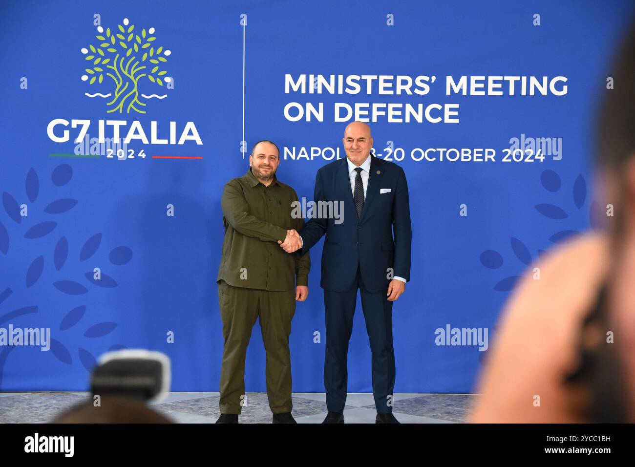 Naples, Italie. 19 octobre 2024. (10/19/2024) Réunion des ministres de la défense du G7 Italie 2024 : Guido Crosetto (R), ministre italien de la défense, pose avec le ministre ukrainien de la défense Oleksii Reznikov (G), lors de la réunion qui s'est tenue au Palais Royal de Naples. (Photo de Pasquale Gargano/Pacific Press/Sipa USA) crédit : Sipa USA/Alamy Live News Banque D'Images