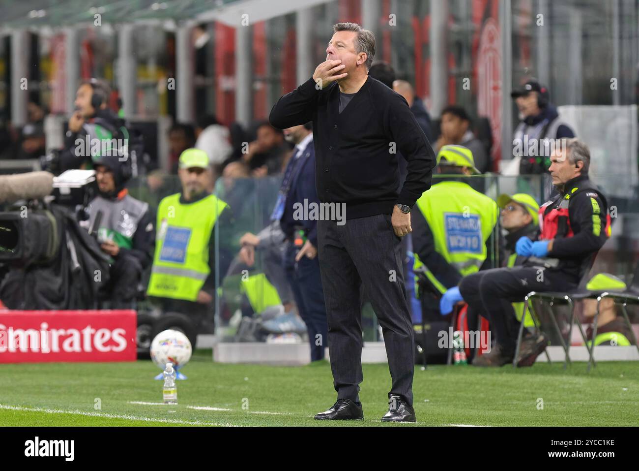 Milan, Italie. 19 octobre 2024. Italie, Milan, 2024 10 19 : Kosta Runjaic (entraîneur-chef d'Udinese) donne des conseils sur le banc en deuxième mi-temps pendant le match de football AC Milan vs Udinese, Serie A Tim 2024-2025 jour 8, San Siro StadiumItalie, Milan, 2024 10 19 : AC Milan vs Udinese, Serie A Tim 2024/2025 jour 8 au stade San Siro. (Photo de Fabrizio Andrea Bertani/Pacific Press/Sipa USA) crédit : Sipa USA/Alamy Live News Banque D'Images