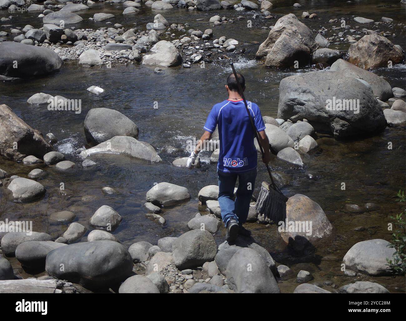 BASSIN SÉCHERESSE HYDROLOGIQUE 102 JOURS SÉCHERESSE Cuenca, Équateur 22 octobre 2024 les rivières Tomebamba, Yanuncay, Tarqui et Machangara traversent des niveaux critiques, aujourd'hui sont 102 jours de sécheresse hydrologique dans l'image la rivière Tomebamba enregistre un niveau de 1,8 mètres cubes par seconde, lorsque la normale est de sept mètres cubes, 8 mètres cubes par seconde, lorsque la normale est de sept mètres cubes. Le Tarqui enregistre 0,9 et le Machangara 1,11 photo Boris Romoleroux API soi CUENCACA SEQUIAHIDROLOGICA 102DIASSEQUIA 058201e53ca7b3c3e805773d5fcb2a27 Copyright : xBORISxROMOLEROUXx Banque D'Images