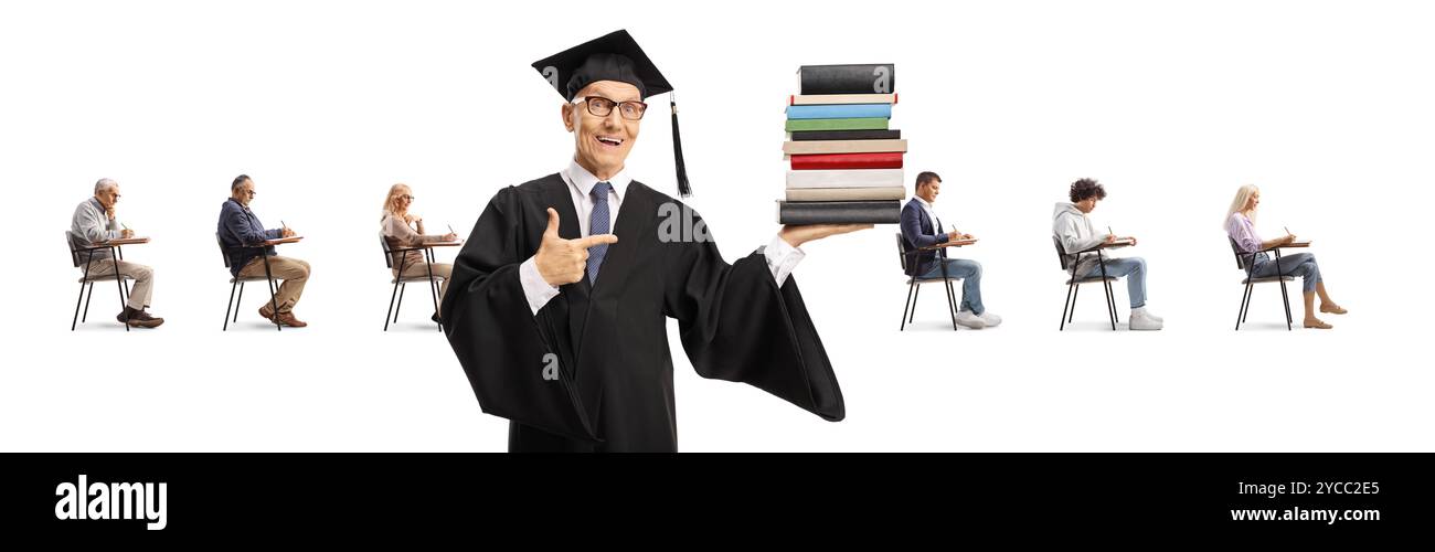 Doyen de l'université dans une robe de graduation tenant une pile de livres et des gens assis dans des chaises d'école isolés sur fond blanc Banque D'Images