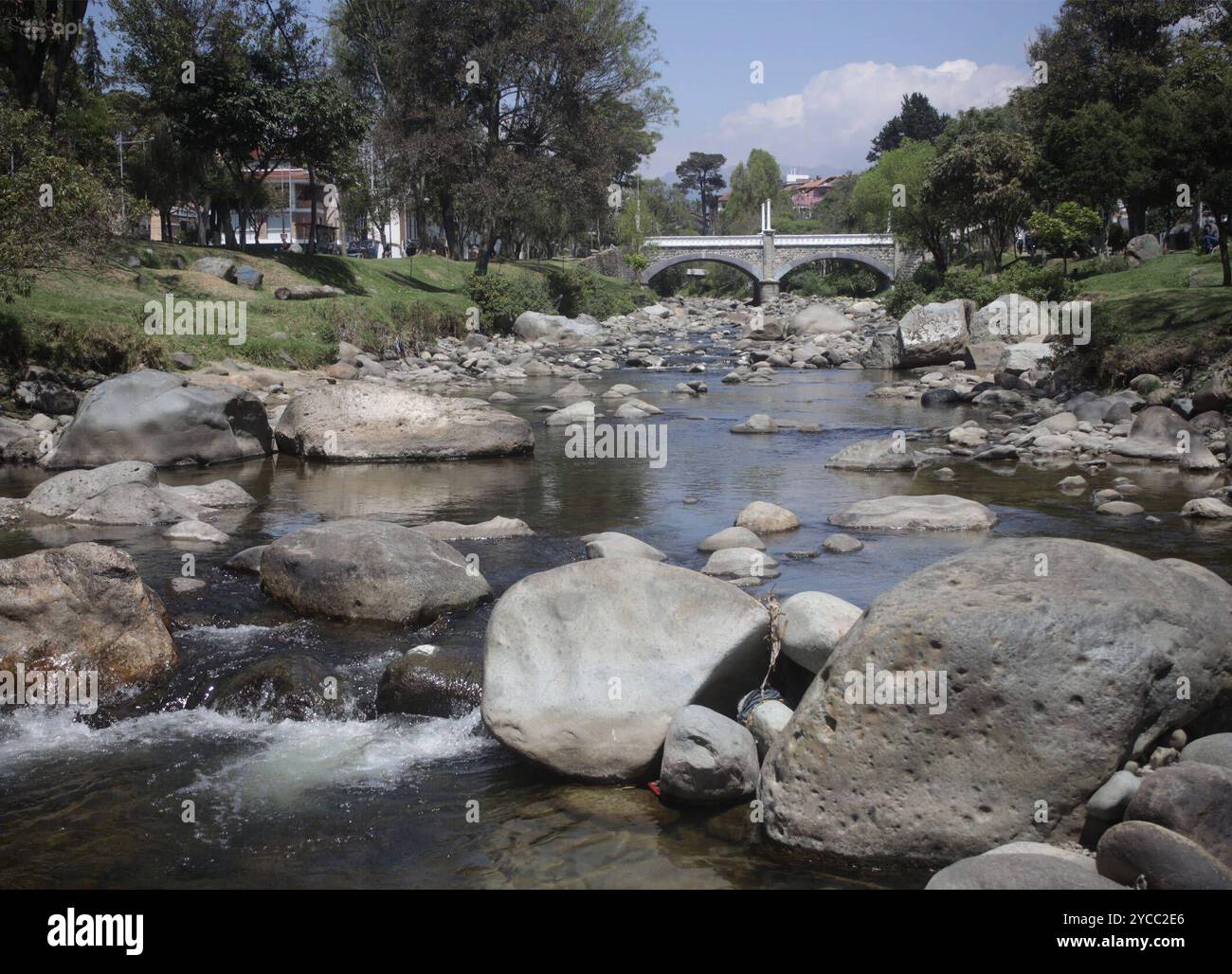 BASSIN SÉCHERESSE HYDROLOGIQUE 102 JOURS SÉCHERESSE Cuenca, Équateur 22 octobre 2024 les rivières Tomebamba, Yanuncay, Tarqui et Machangara traversent des niveaux critiques, aujourd'hui sont 102 jours de sécheresse hydrologique dans l'image la rivière Tomebamba enregistre un niveau de 1,8 mètres cubes par seconde, lorsque la normale est de sept mètres cubes, 8 mètres cubes par seconde, lorsque la normale est de sept mètres cubes. Le Tarqui enregistre 0,9 et le Machangara 1,11 photo Boris Romoleroux API soi CUENCA SEQUIAHIDROLOGICA 102DIASSEQUIA 899f5ae7d31002922406c2f85f13a5d5 Copyright : xBORISxROMOLEROUXx Banque D'Images