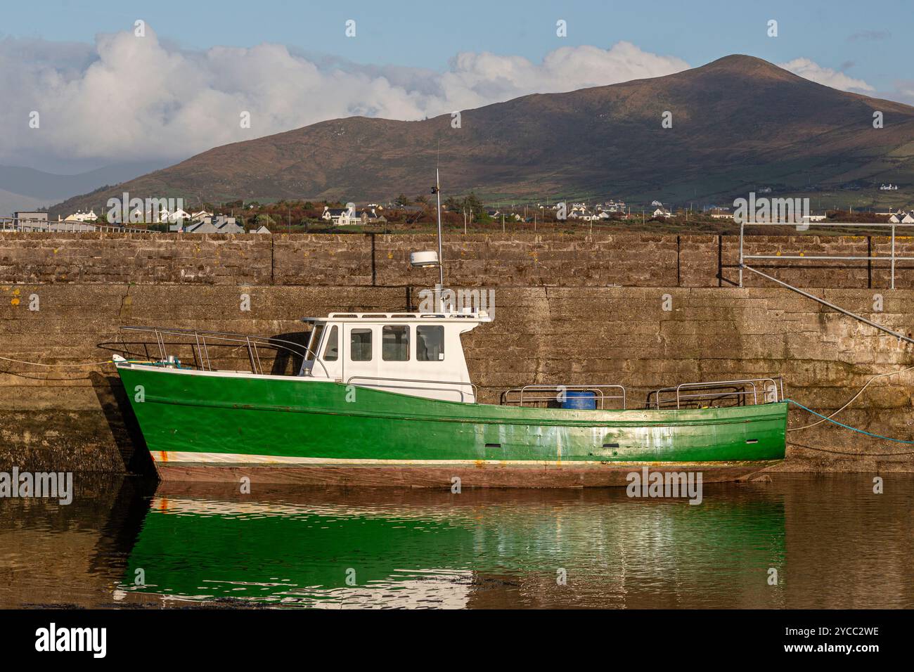 Bateaux de pêche dans le port de Knightstown, île de Valentia, comté de Kerry, Irlande Banque D'Images