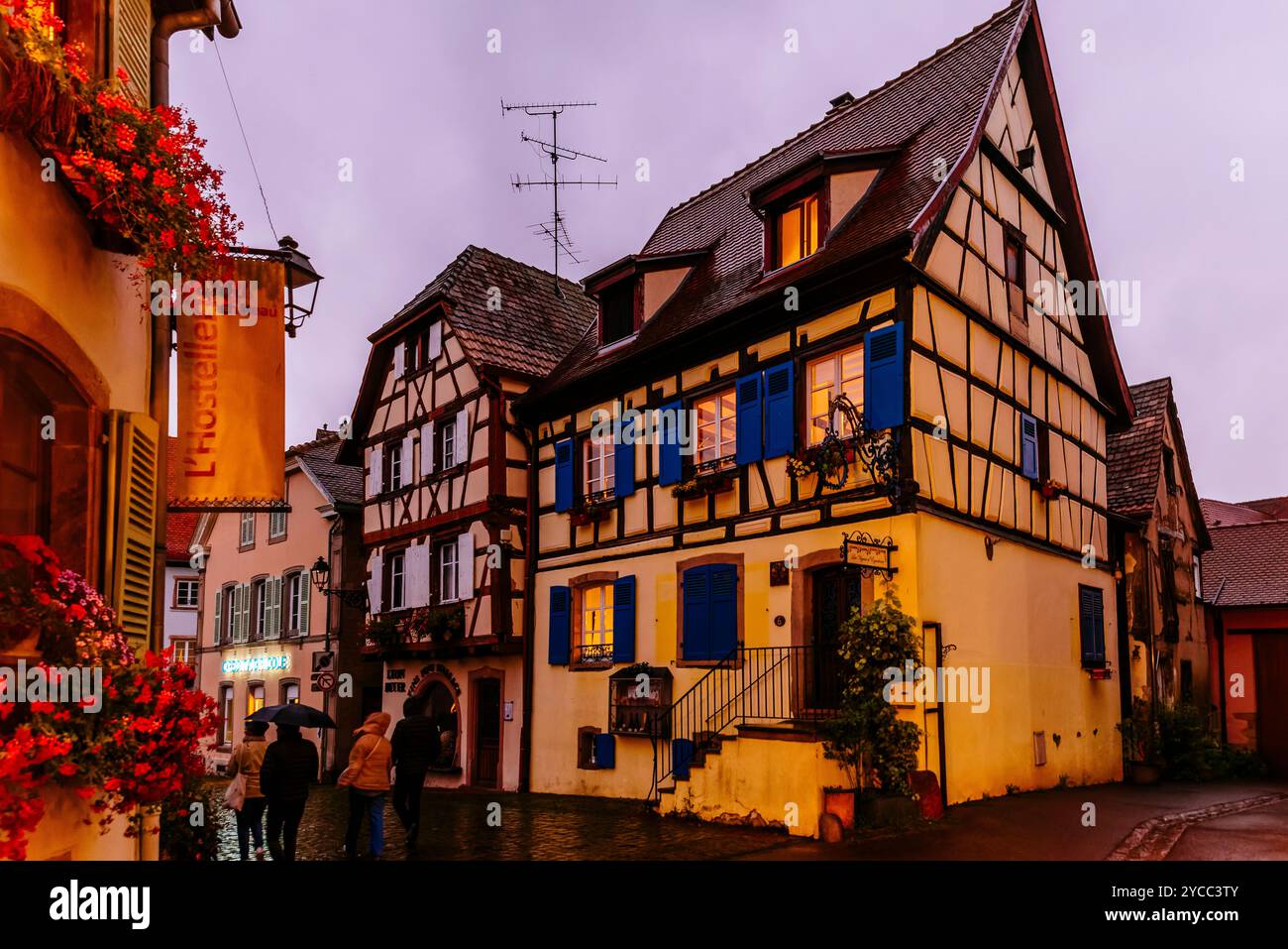 Rue et maisons d'Eguisheim. Eguisheim est une commune française, située dans le département du Haut-Rhin et le Grand est. Il se trouve dans le reg historique Banque D'Images