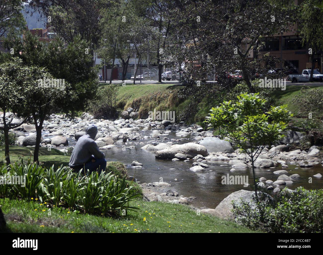 BASSIN SÉCHERESSE HYDROLOGIQUE 102 JOURS SÉCHERESSE Cuenca, Équateur 22 octobre 2024 les rivières Tomebamba, Yanuncay, Tarqui et Machangara traversent des niveaux critiques, aujourd'hui sont 102 jours de sécheresse hydrologique dans l'image la rivière Tomebamba enregistre un niveau de 1,8 mètres cubes par seconde, lorsque la normale est de sept mètres cubes, 8 mètres cubes par seconde, lorsque la normale est de sept mètres cubes le Tarqui enregistre 0,9 et la Machangara 1,11 photo Boris Romoleroux API soi CUENCA SEI CUENCA 102 xBORISXROMOLEROUXx Banque D'Images