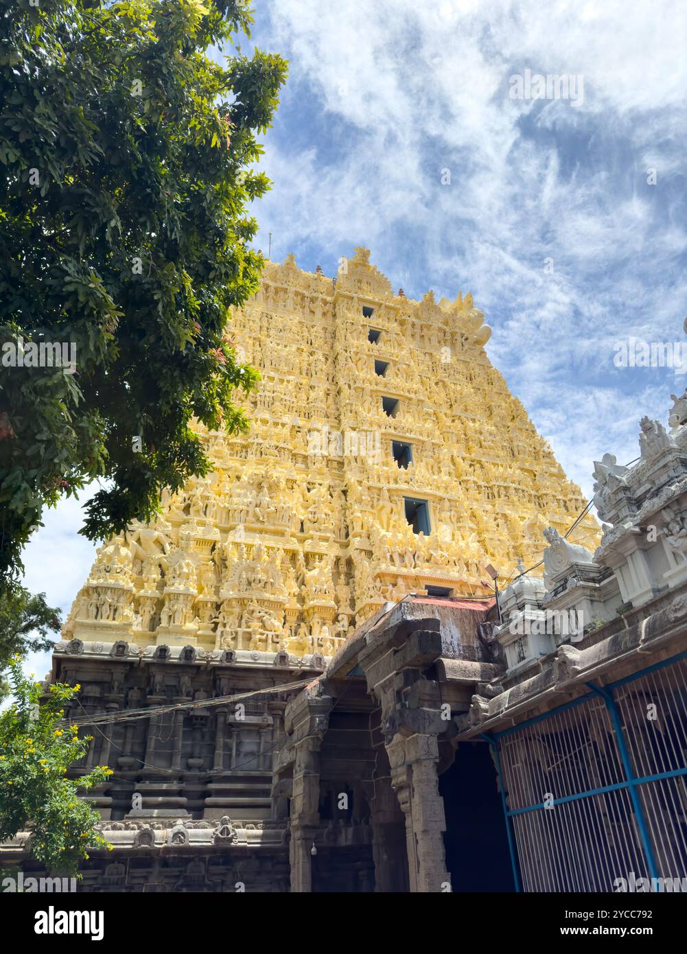 Tour d'entrée du temple Thnumeralayan, également appelé temple Sthanumalayan, situé à Suchindram dans le district de Kanyakumari du Tamil Nadu, en Inde. Banque D'Images