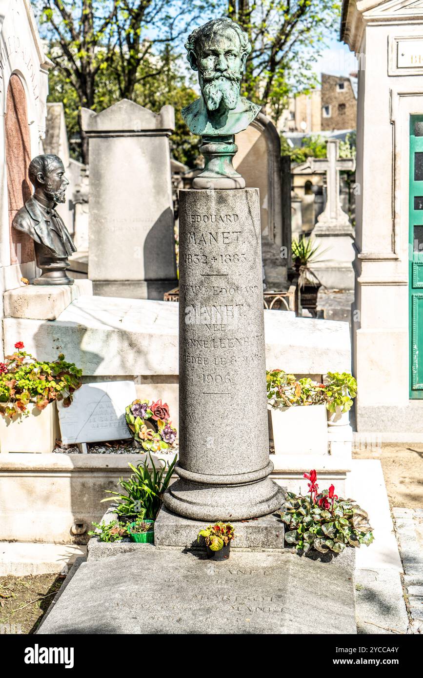 La tombe des Manets au cimetière de Passy à Paris, France. Avec le buste d'Édouard Manet (1832 - 1883). Banque D'Images