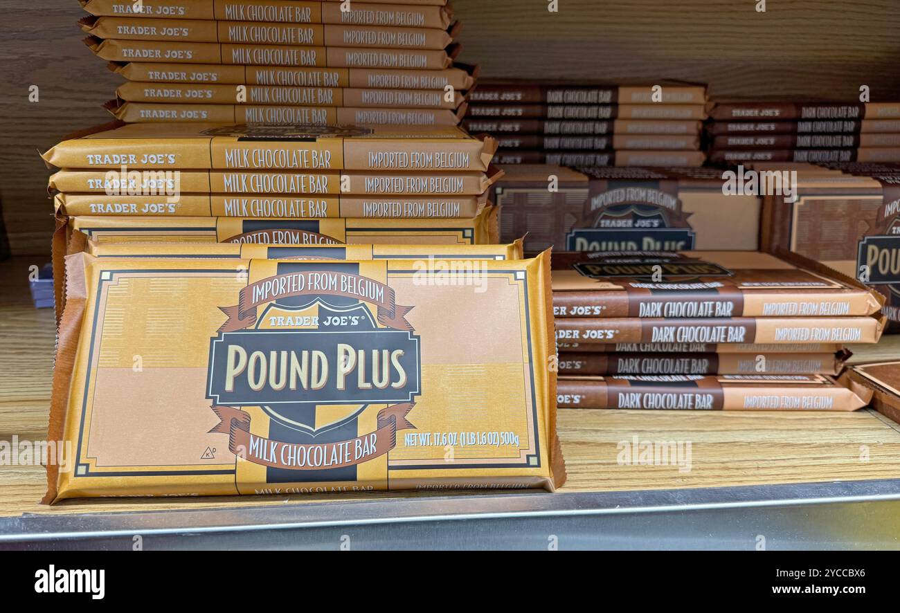 Barres de Trader Joe's Pound plus tablettes de chocolat sur l'étagère du magasin. Banque D'Images