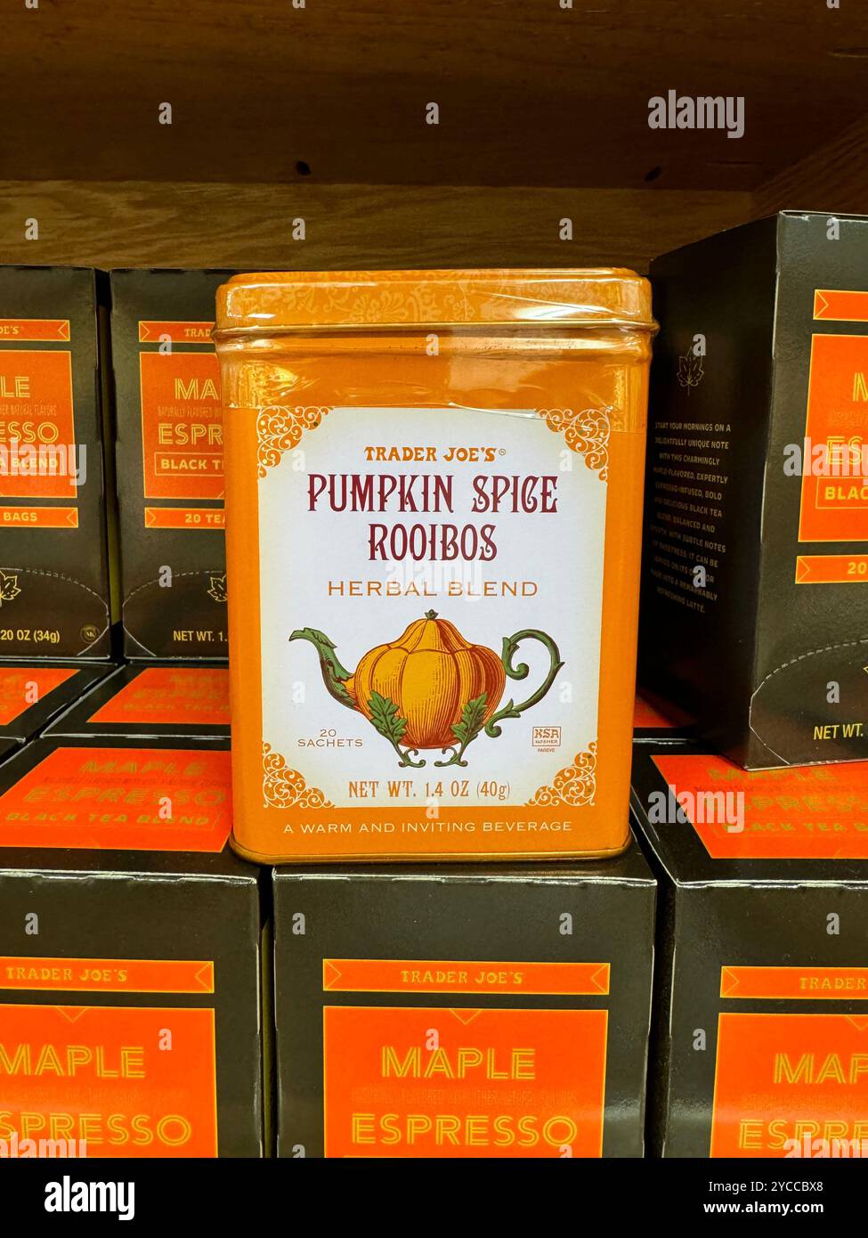 Boîte en étain de Pumpkin Spice Rooibos par Trader Joe's.. Banque D'Images