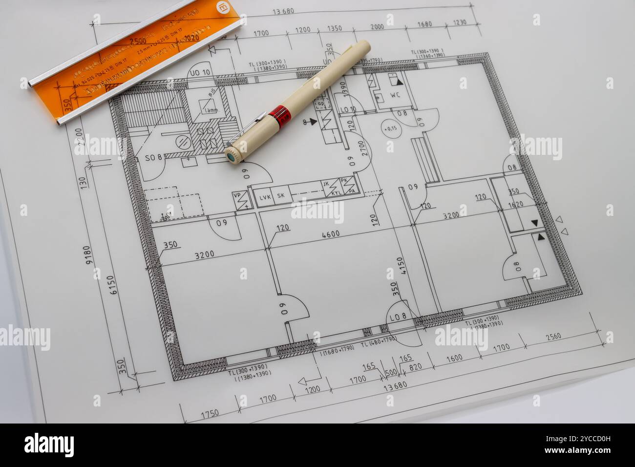 Dessin technique dessiné à la main. Exercice de dessin architectural à l'aide d'outils de dessin. Ancien plan technique fait par l'étudiant. Banque D'Images