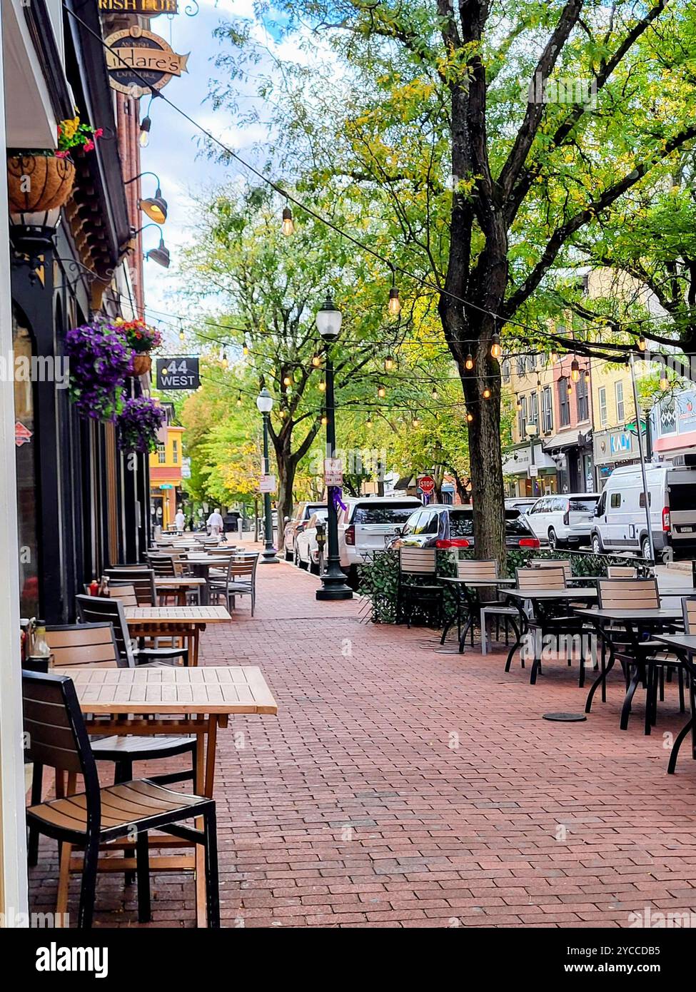 Quartier des affaires local de la scène de petite ville avec des magasins et des sièges extérieurs MOD - Image de stock capturée avec un smartphone