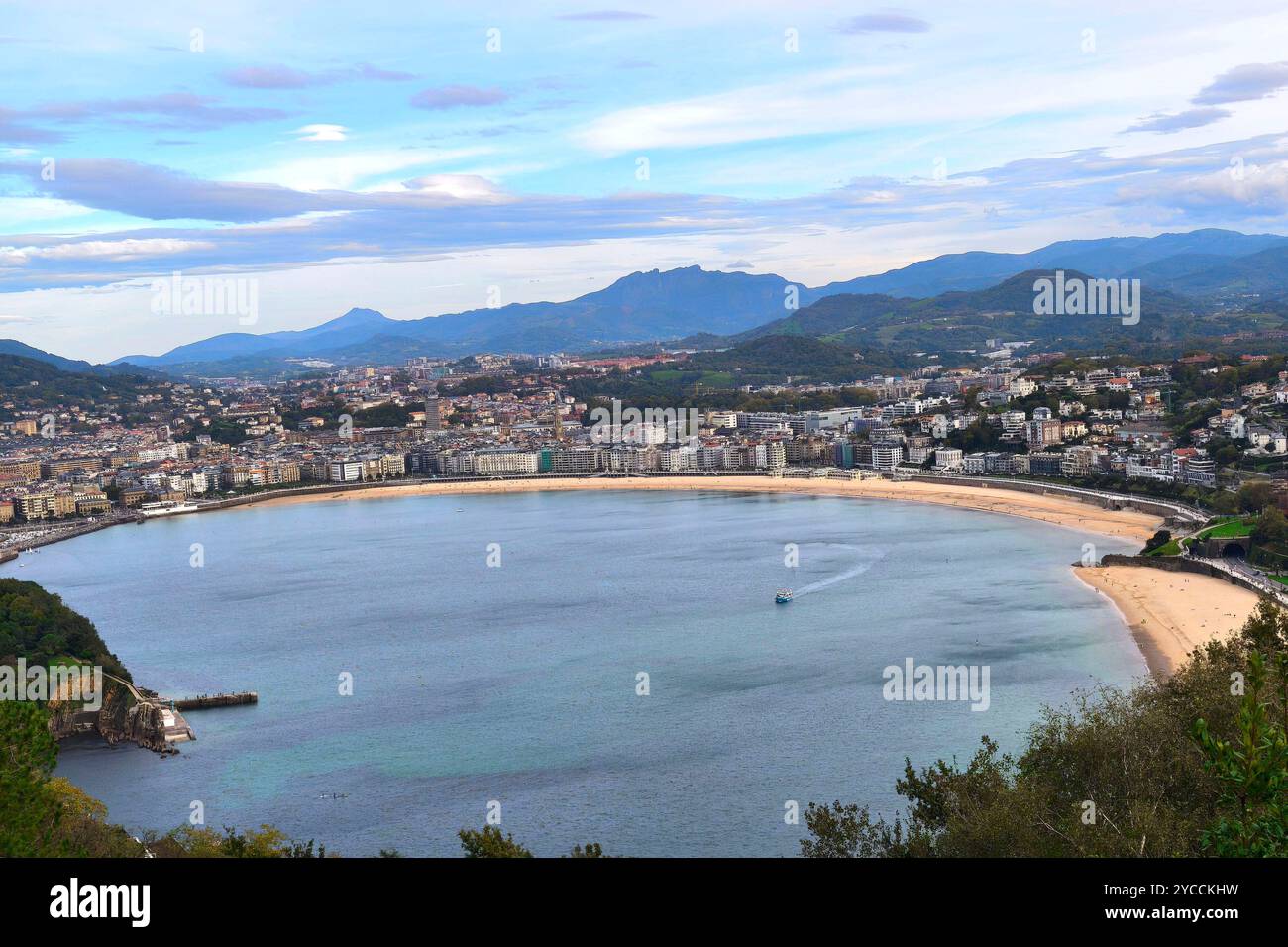 San Sebastian 12.10.2024 San Sebastian in Spanien mit den Stränden Playa de la Concha und Playa de Ondarreta in der Bucht mit der Insel Santa Clara Foto : Norbert Schmidt, Düsseldorf Banque D'Images