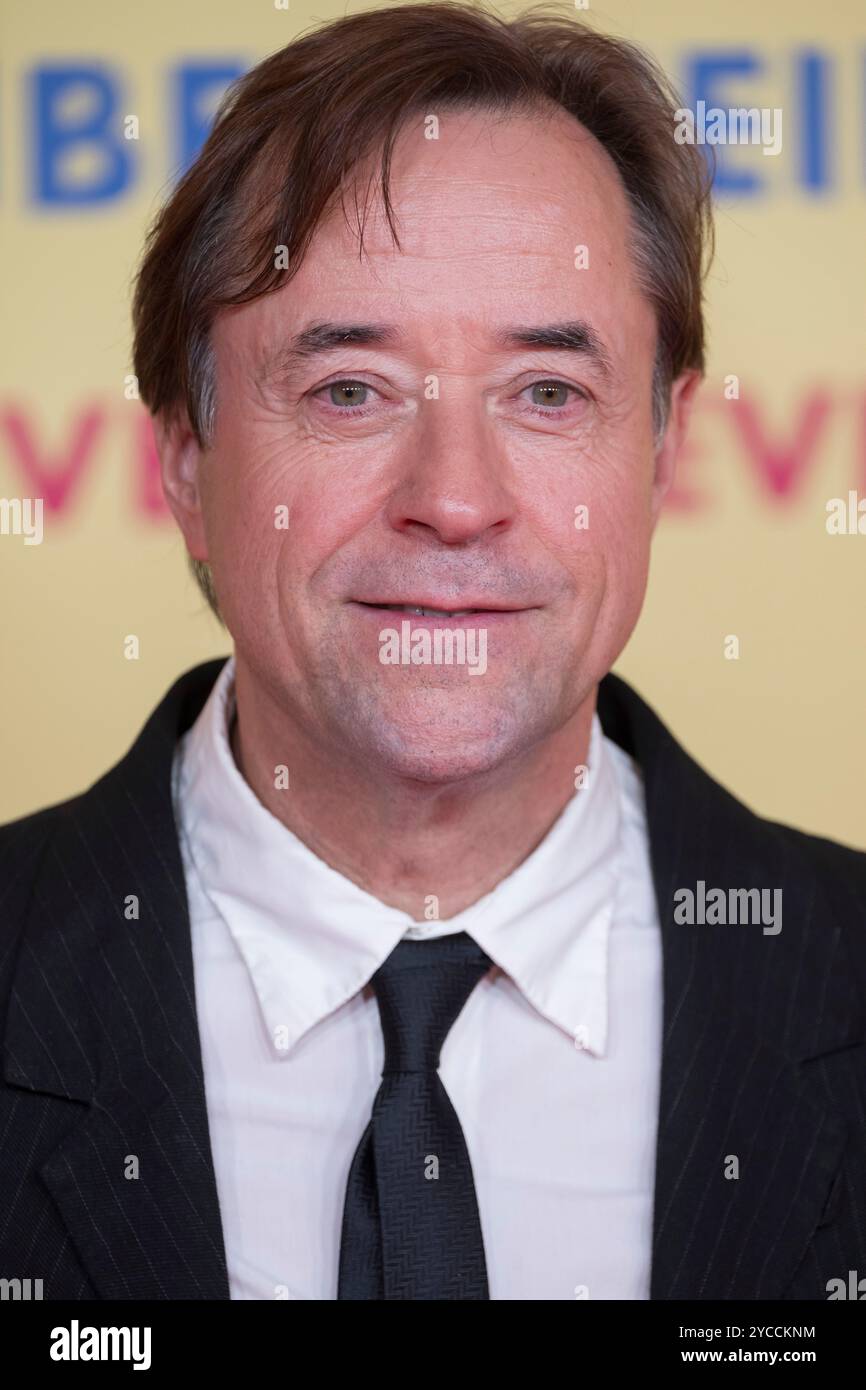 Munich, Allemagne. 22 octobre 2024. XXXXX sur le tapis rouge à la première mondiale du film 'Alter Weißer Mann' réalisateur Simon Verhoeveny producteurs Quirin Berg Max Wiedemann Kirstin Winkler Jan Josef Liefers Nadja Uhl Friedrich von Thun Michael Maertens Meltem Kaptan Elyas M'Barek Juri Sam Winkler Sarah Mahita Yun Huang Denise M'Baye Leon Ndiaye Juri Rother Pierre Besson crédit : Peter Kneffel/dpa/Alamy Live News Banque D'Images