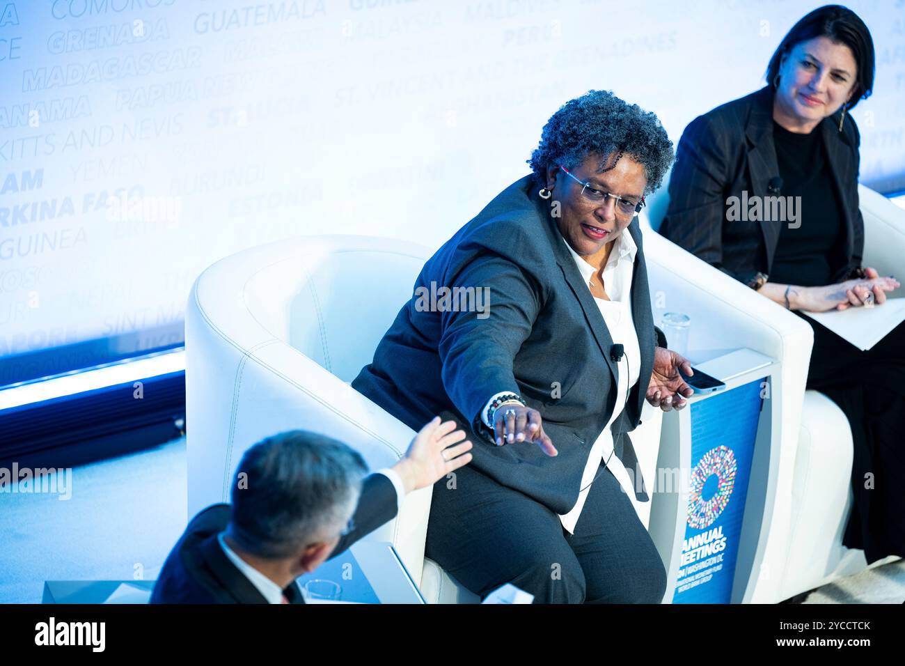 Washington, États-Unis. 22 octobre 2024. Le premier ministre de la Barbade, Mia Mottley, prend la parole lors d’une table ronde sur le financement climatique, lors des assemblées annuelles 2024 du Fonds monétaire international et du Groupe de la Banque mondiale, à Washington, DC, le mardi 22 octobre, 2024. (Graeme Sloan/Sipa USA) crédit : Sipa USA/Alamy Live News Banque D'Images