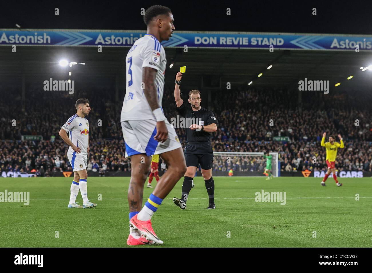 L'arbitre Anthony Backhouse remet un carton jaune à Júnior Firpo de Leeds United lors du match du Sky Bet Championship Leeds United vs Watford à Elland Road, Leeds, Royaume-Uni, le 22 octobre 2024 (photo par Alfie Cosgrove/News images) Banque D'Images