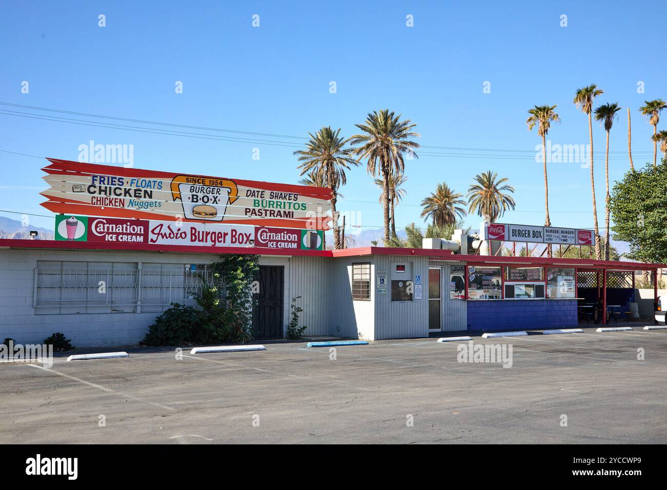 Indio, Californie, États-Unis. 21 octobre 2024. Burger Box ouvert en 1954, fermera fin octobre 2024. C'est le plus ancien restaurant de la vallée de Coachella. En bord de route, remontez la nostalgie des hamburgers, burritos, frites et milk-shakes. (Crédit image : © Ian L. Sitren/ZUMA Press Wire) USAGE ÉDITORIAL SEULEMENT! Non destiné à UN USAGE commercial ! Banque D'Images