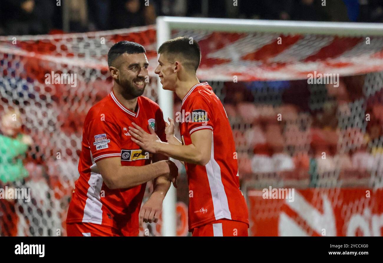 Solitude, Belfast, Irlande du Nord, Royaume-Uni. 22 octobre 2024. Sports Direct Premiership – Cliftonville v Coleraine v . L'action de la première équipe irlandaise du match de ce soir à Belfast. (Cliftonville en rouge. 1-0 Cliftonville Joe Gormley (pénalité). Crédit : CAZIMB/Alamy Live News. Banque D'Images