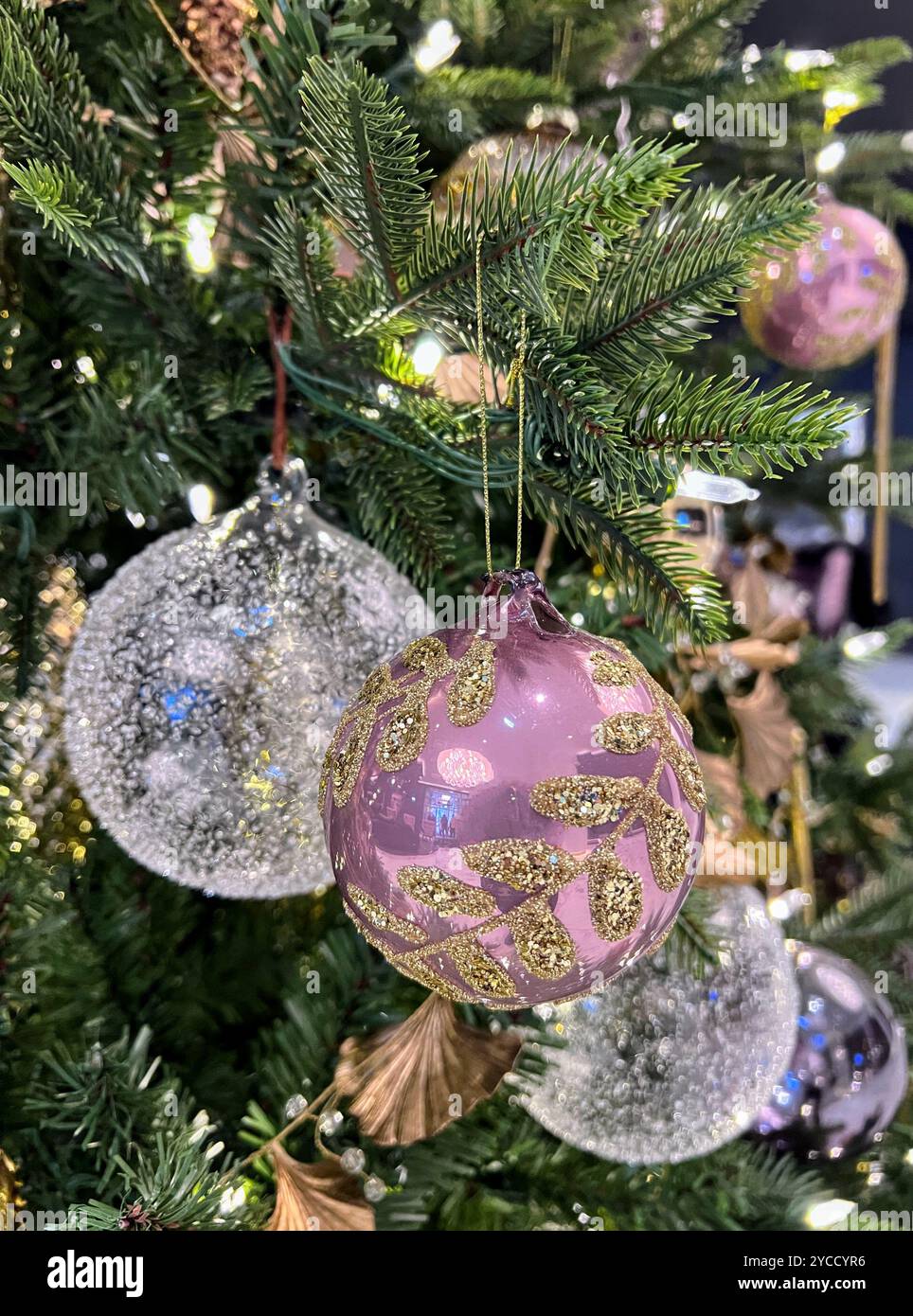 Une décoration rose étincelante et dorée ajoute une touche d'élégance à l'arbre de Noël Banque D'Images