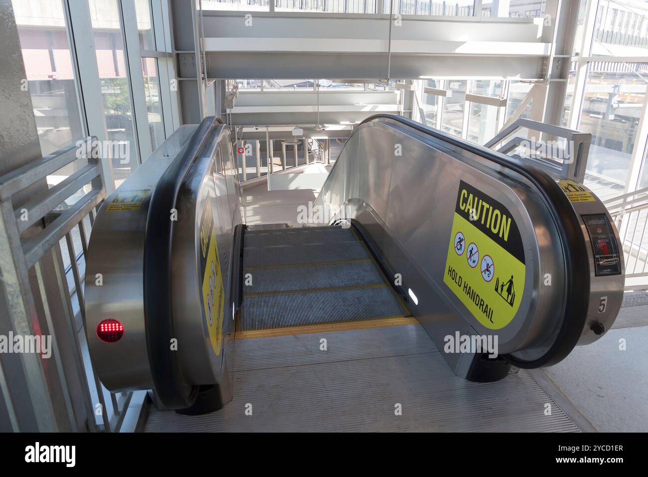 Avertissement sur la main courante de l'escalier roulant. Banque D'Images