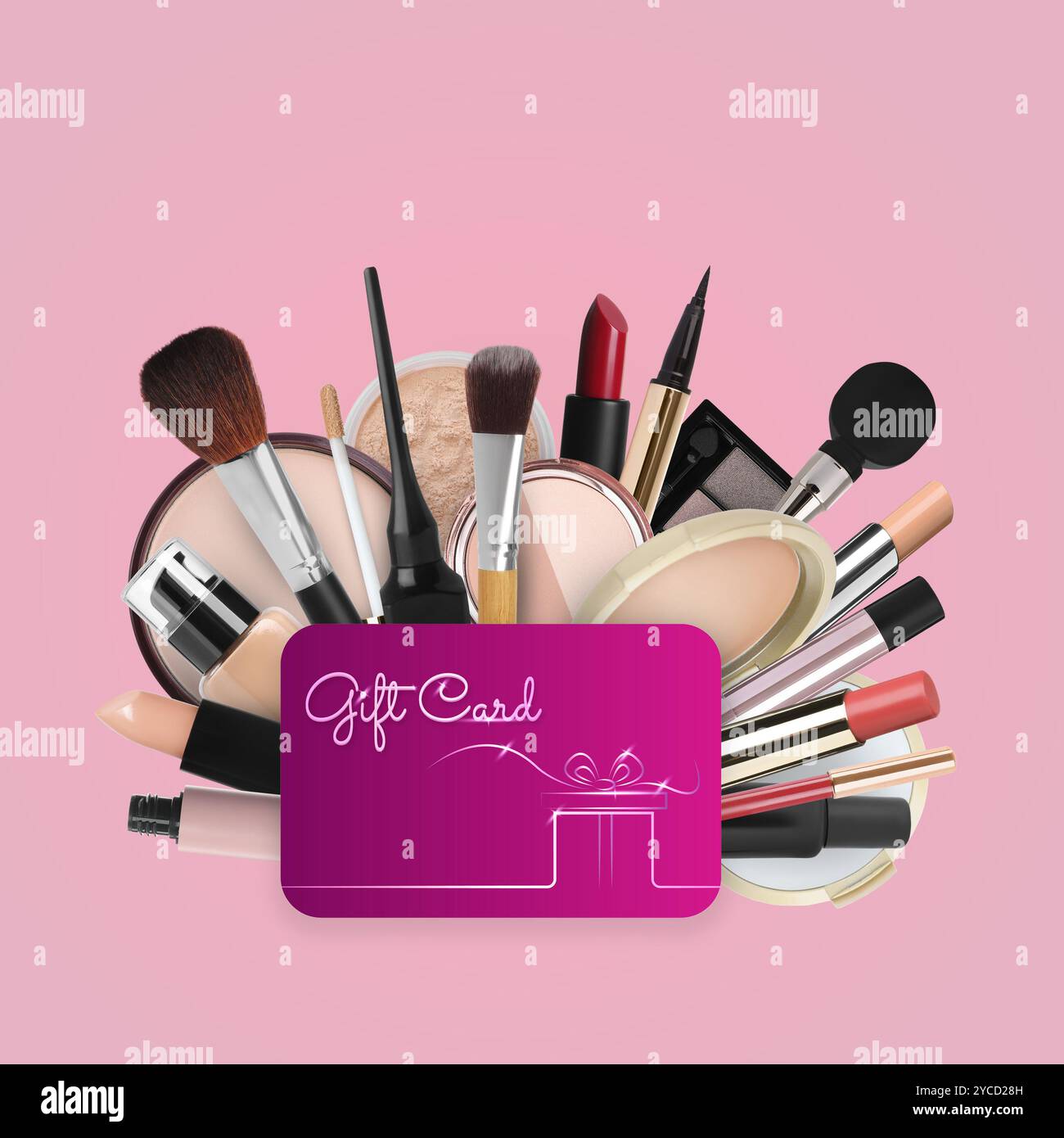 Beaucoup de différents produits de maquillage et carte-cadeau sur fond rose Banque D'Images