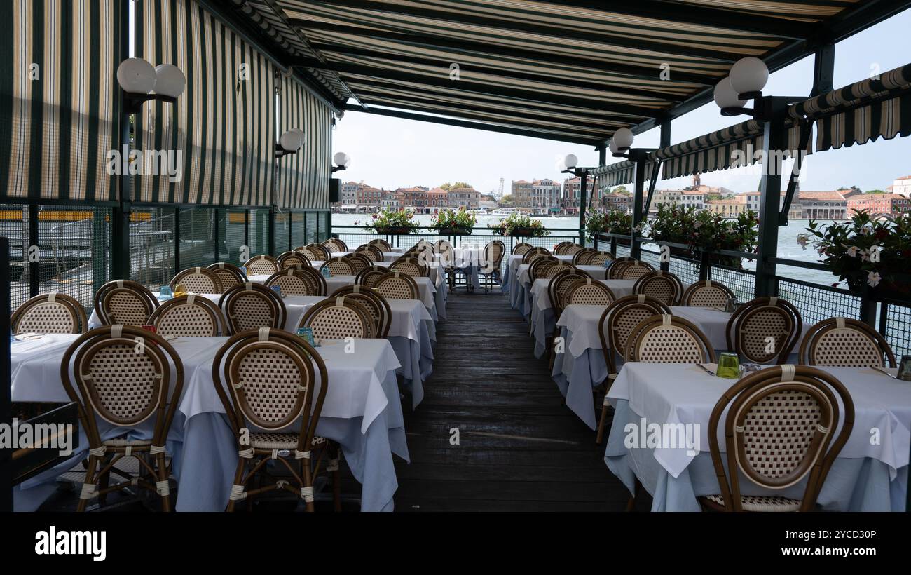 Venise, Vénétie, Italie, terrasse de restaurant avec tables et chaises éditoriale seulement. Banque D'Images