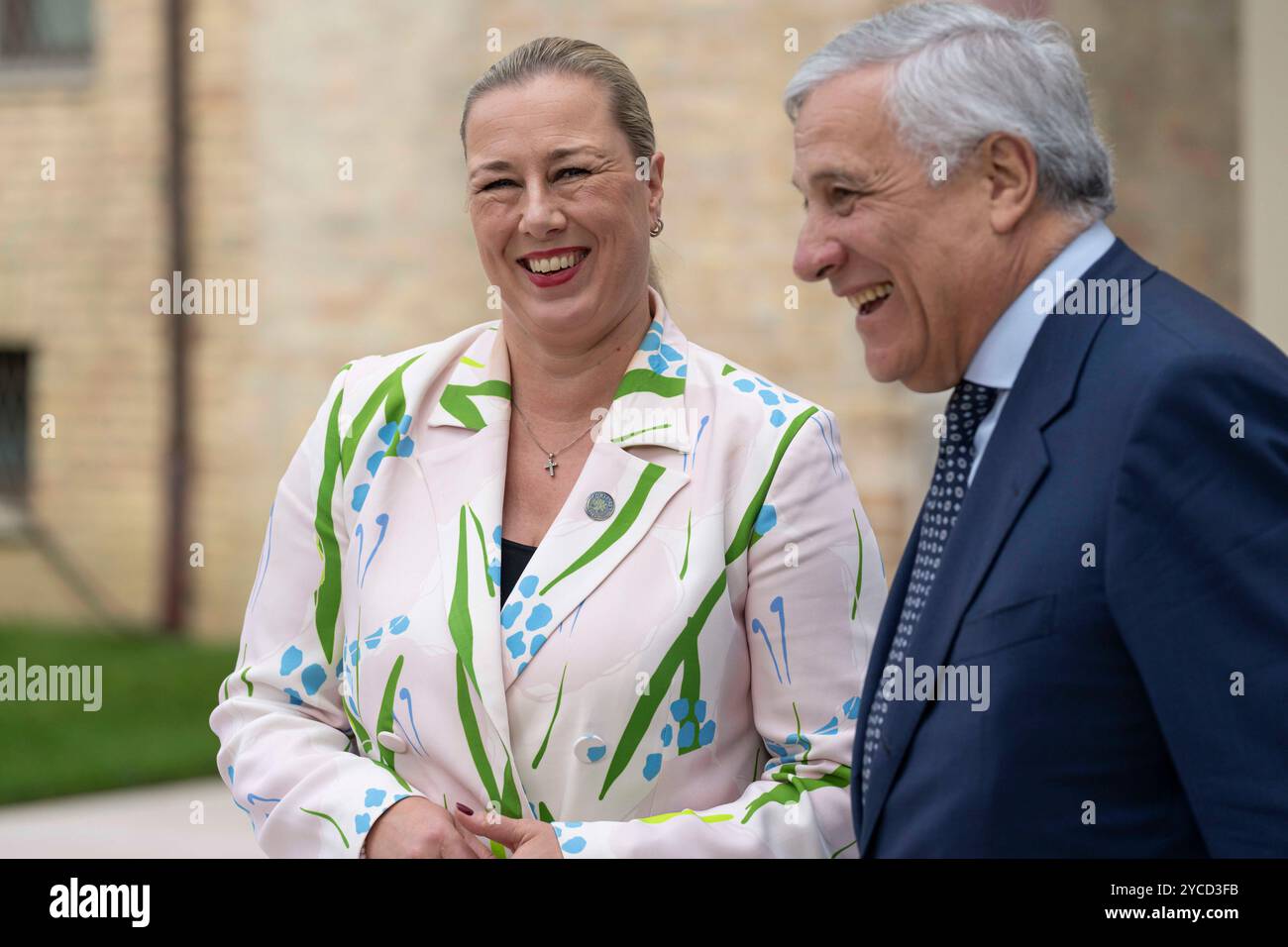 Pescara, Abruzzes, Italie. 22 octobre 2024. Le ministre italien des Affaires étrangères, Antonio Tajani, et la commissaire européenne chargée des partenariats internationaux, Jutta Urpilainen, lors de la cérémonie de bienvenue du Sommet des ministres du développement du Groupe des sept (G7), à l'Aurum, à Pescara, en Italie, le 22 octobre 2024. L'objectif principal du Sommet des ministres du développement du G7 à Pescara, est de consolider la nouvelle approche stratégique.pour l'Afrique promue par l'Italie et basée sur des partenariats égaux et partagés.croissance économique. À cette fin, les travaux de Pescara seront centrés sur trois thèmes prioritaires : la sécurité alimentaire et le sustai Banque D'Images