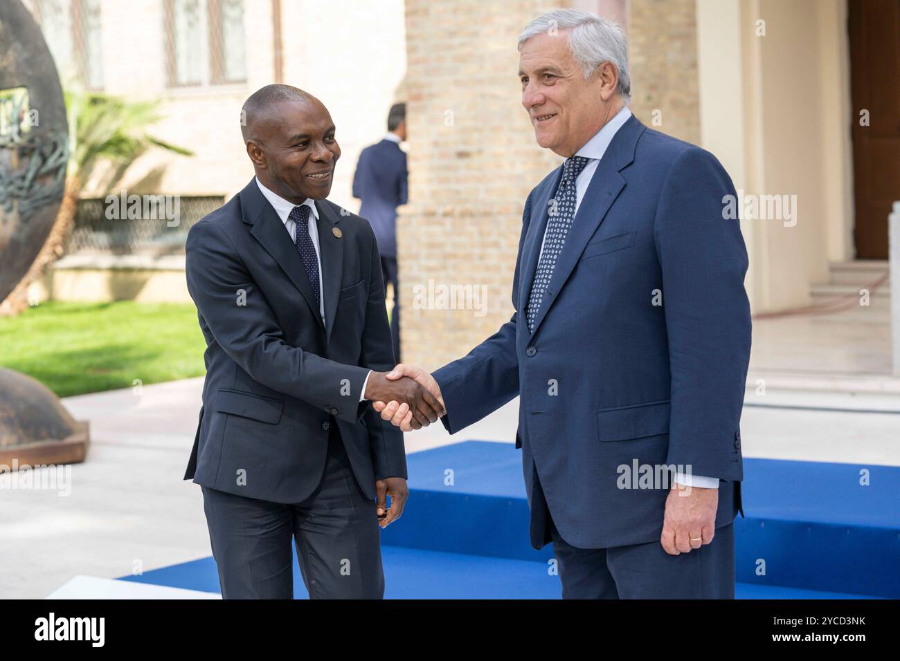 Pescara, Abruzzes, Italie. 22 octobre 2024. Le Secrétaire d’État à la Francophonie et aux partenariats internationaux auprès du ministre de l’Europe et des Affaires étrangères Thani Mohamed Soilihi et du ministre italien des Affaires étrangères Antonio Tajani lors de la cérémonie de bienvenue du Sommet des ministres du développement du Groupe des sept (G7) à l’Aurum à Pescara, en Italie, le 22 octobre 2024. Le principal objectif du Sommet des ministres du développement du G7 à Pescara est de consolider la nouvelle approche stratégique de l'Afrique promue par l'Italie et fondée sur des partenariats égaux et une croissance économique partagée. À cette fin, la procédure Pescara Banque D'Images