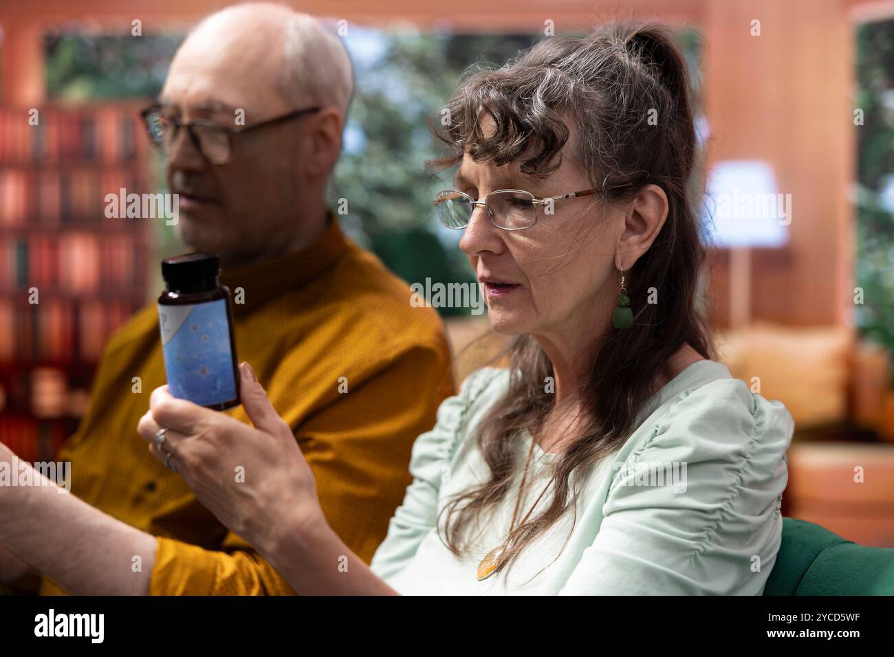 Couple senior regardant des pilules et des vitamines dans des boîtes et des bouteilles, des médicaments médicaux pour le bien-être. Les personnes âgées lisent les étiquettes pharmaceutiques avant de commencer le traitement sur ordonnance. Banque D'Images