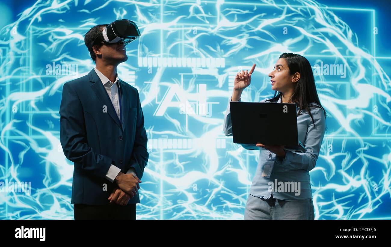 Les ingénieurs utilisent des lunettes intelligentes VR et des réseaux neuronaux IA pour résoudre les problèmes de l'entreprise. Experts INFORMATIQUES utilisant l'intelligence artificielle et la technologie de réalité virtuelle AR pour visualiser les données d'entreprise de démarrage, caméra A. Banque D'Images