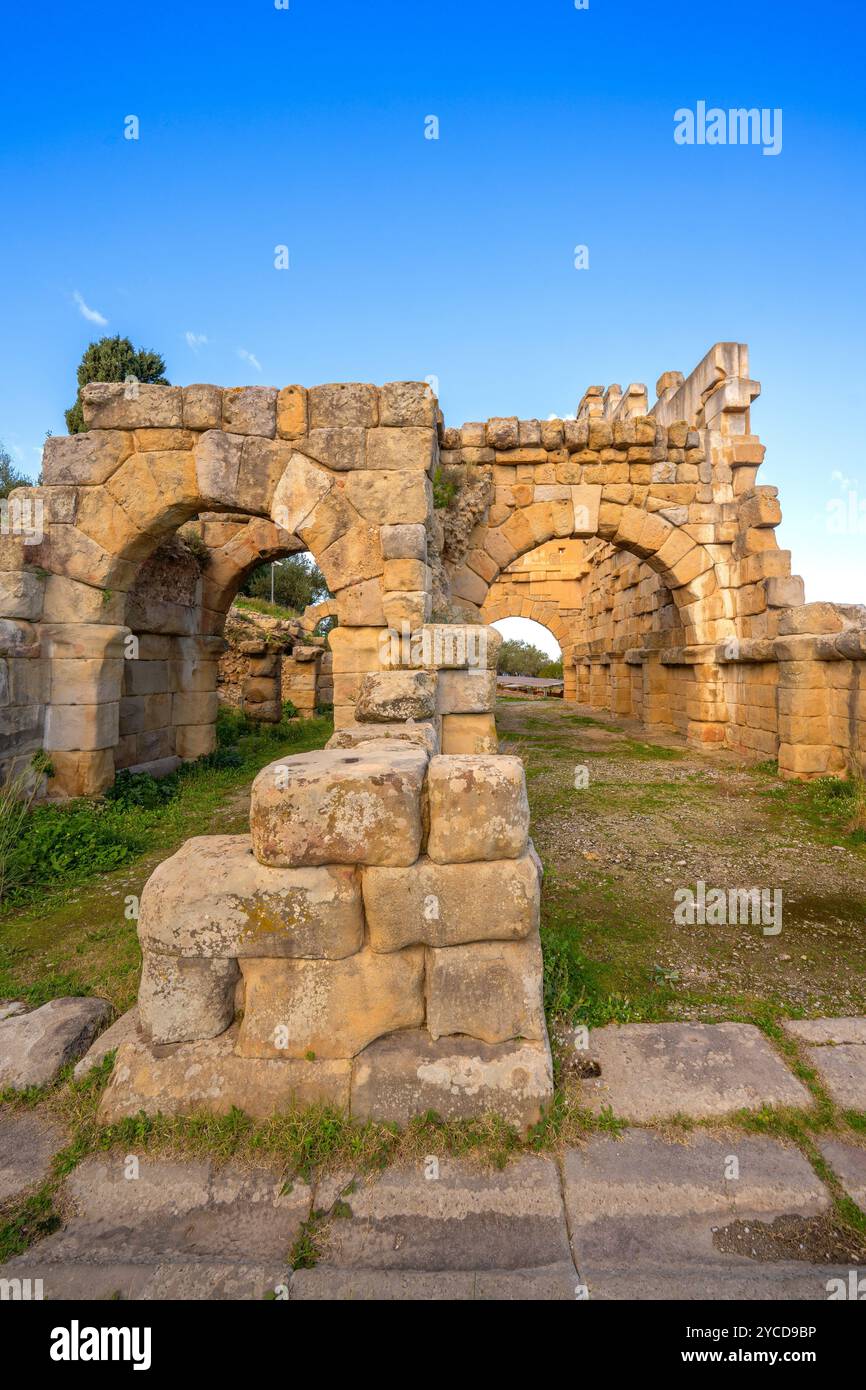 Porte voûtée de l'ancienne ville gréco-romaine de Tindari, zone archéologique de ​​Tindari, Tindari, Patti, Messine, Sicile, Italie Banque D'Images