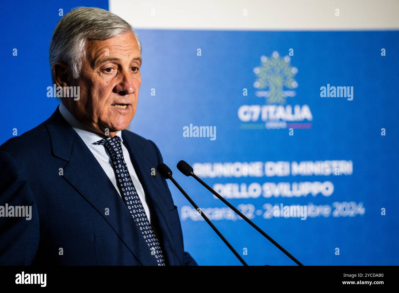 Pescara, Abruzzes, Italie. 22 octobre 2024. Le ministre italien des Affaires étrangères Antonio Tajani s’exprime lors de la conférence de presse finale de la journée lors du Sommet des ministres du développement du Groupe des sept (G7) à l’Aurum à Pescara, en Italie, le 22 octobre 2024. Le principal objectif du Sommet des ministres du développement du G7 à Pescara est de consolider la nouvelle approche stratégique de l'Afrique promue par l'Italie et fondée sur des partenariats égaux et une croissance économique partagée. À cette fin, les travaux de Pescara seront centrés sur trois thèmes prioritaires : sécurité alimentaire et systèmes agroalimentaires durables, infrastructures durables Banque D'Images