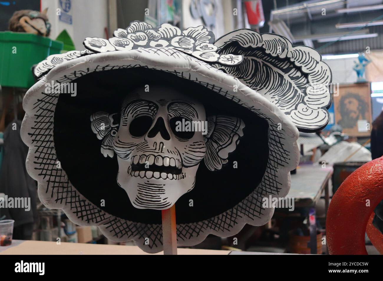 Mexico, Mexique. 22 octobre 2024. Une pièce de fibres de verre et de résine pour flotteurs allégoriques qui sera utilisée dans le cadre du Mega Day of the Dead Parade est vue à l'usine d'artisanat El Volador, est l'un des ateliers en charge de la fabrication des flotteurs, des costumes et de la marionnette ajolote monumentale qui mènera la prochaine parade Dia de Muertos à Mexico. Le 22 octobre 2024 à Mexico, Mexique. (Photo de Carlos Santiago/Eyepix Group/SIPA USA) crédit : SIPA USA/Alamy Live News Banque D'Images