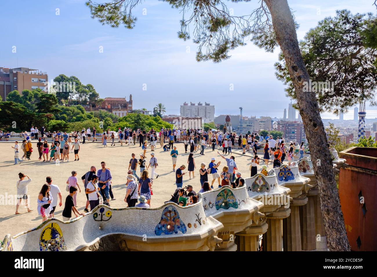 Tourisme de masse, surtourisme, Parc Güell par Antoni Gaudí, mosaïques de terrasse Hypostyle Room, tuiles, foules de touristes, Barcelone, Espagne, Europe Banque D'Images