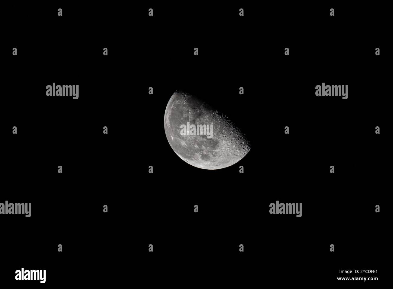 Gros plan détaillé de la Lune en phase gibbeuse décroissante dans le ciel nocturne. La Lune sur fond noir avec espace de copie Banque D'Images