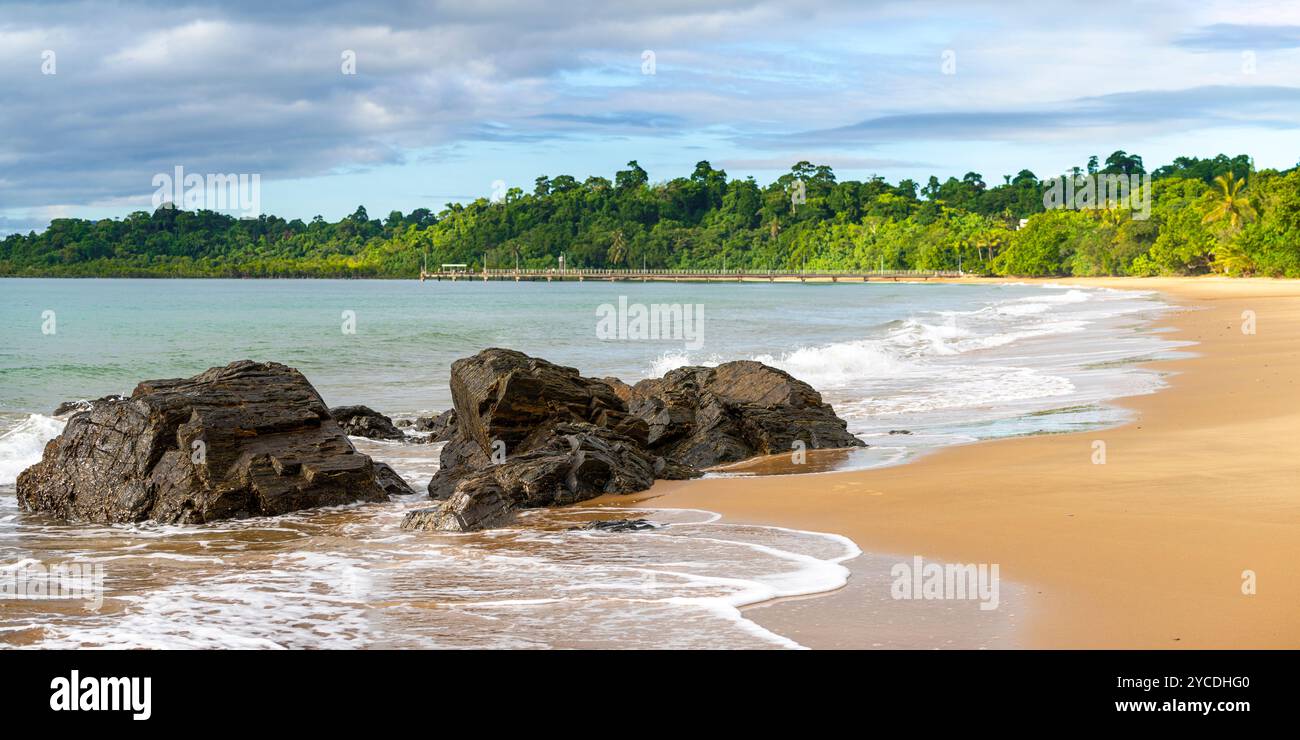 De petites vagues se brisent sur les rochers de Narragon Beach, Mission Beach, dans le nord du Queensland Australie Banque D'Images