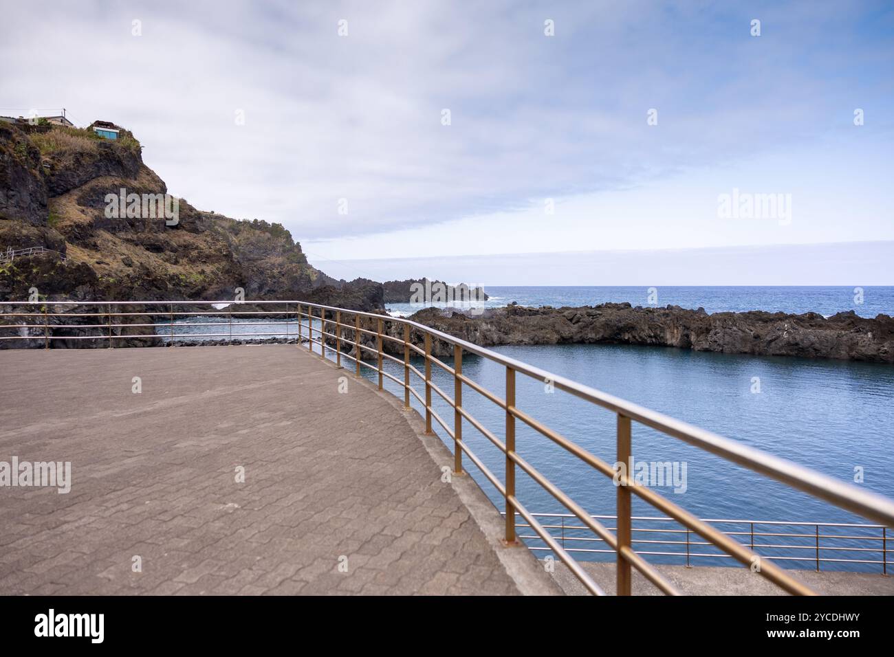 Vue sur le complexe de piscine de roche naturelle à Seixal. Île de Madère, Portugal Banque D'Images