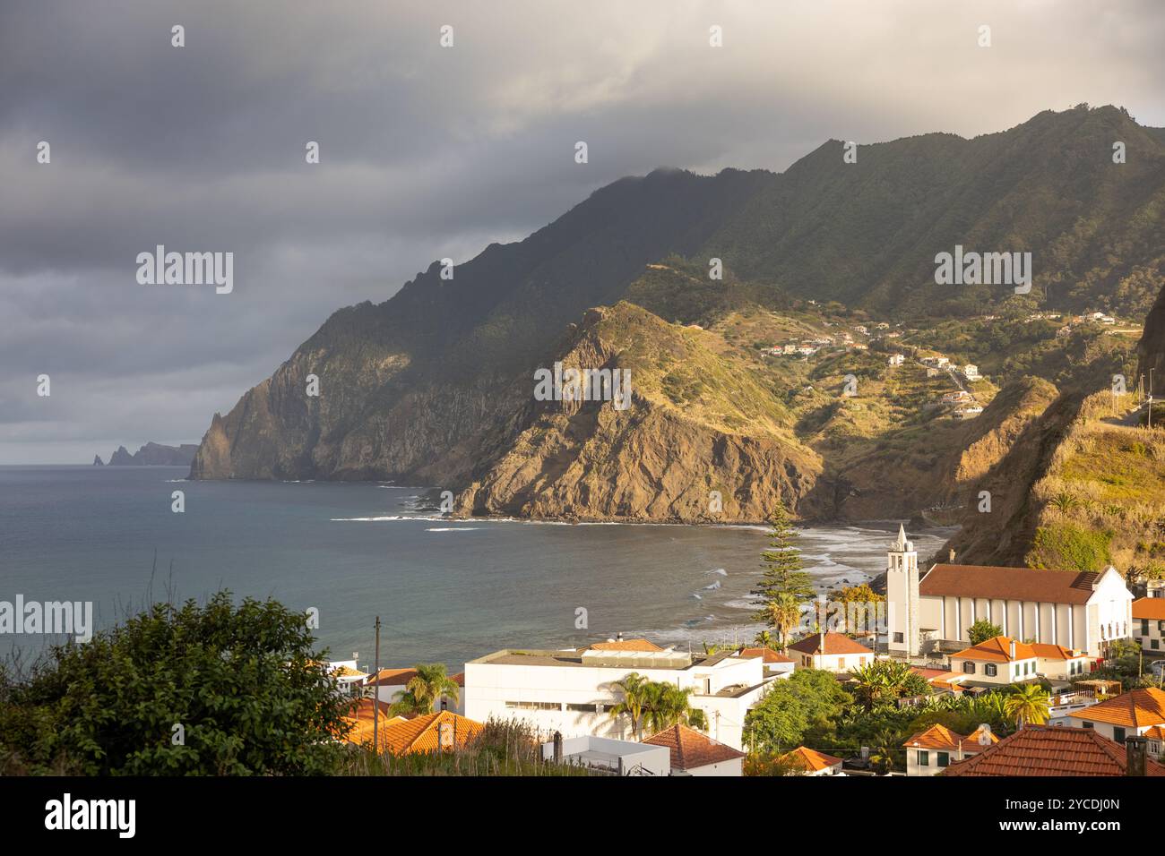 Vue spectaculaire sur la côte du village de Porto da Cruz avec de grandes falaises impressionnantes en arrière-plan. Île de Madère, Portugal Banque D'Images