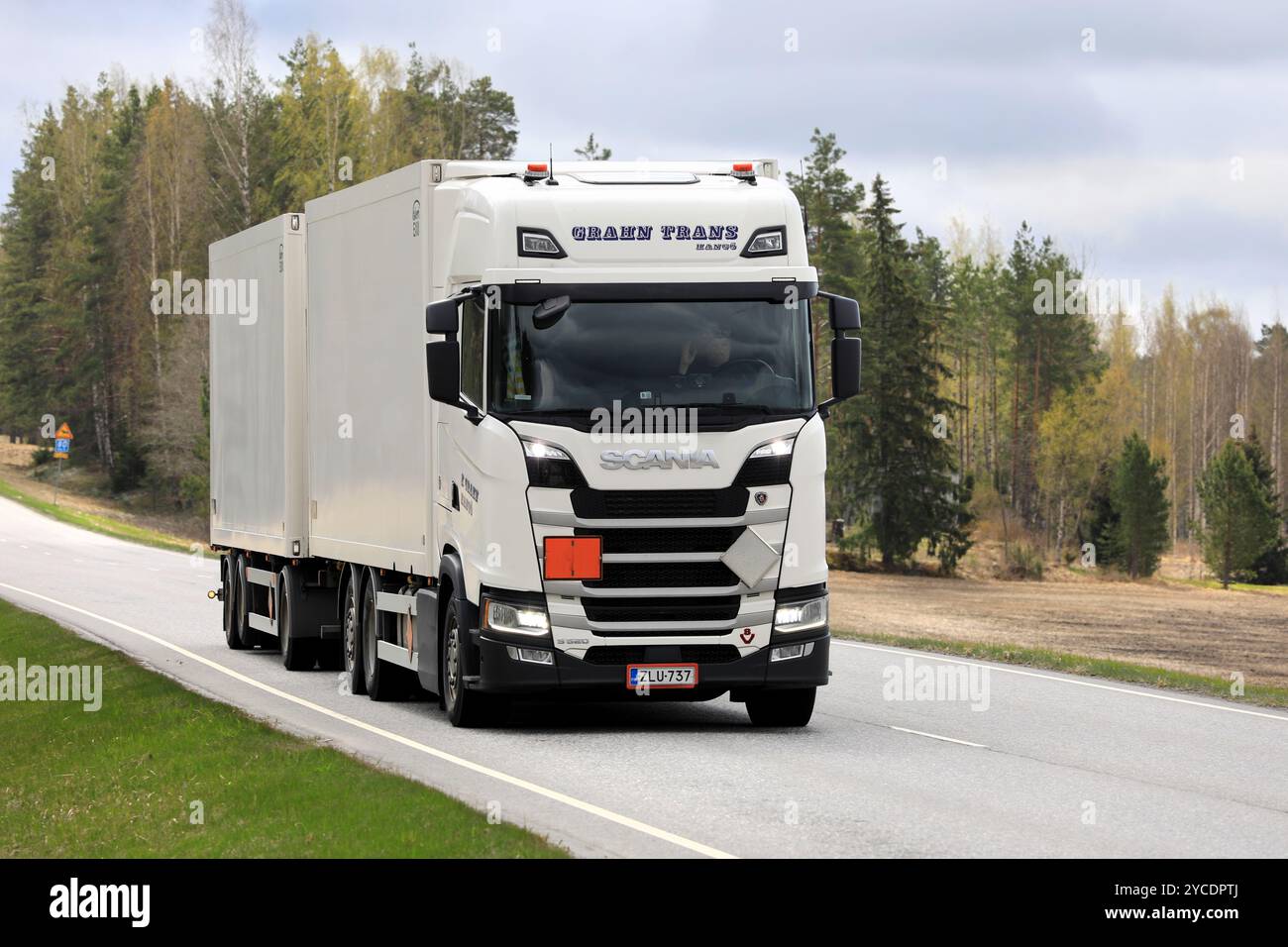 Camion blanc SCANIA S520 devant la remorque Ekeri ADR EX III sur la route un jour couvert du printemps. Salo, Finlande. 12 mai 2022. Banque D'Images