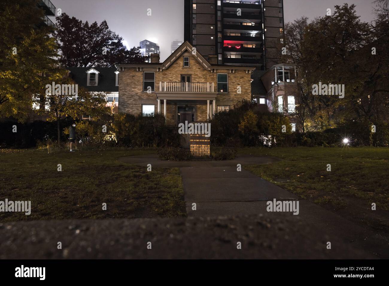 bâtiment avec des lanternes d'une belle nuit effrayante dans le quartier historique du centre-ville. Toronto, Ontario, Canada Banque D'Images bâtiment avec des lanternes d'une belle nuit effrayante dans le quartier historique du centre-ville. Toronto, Ontario, Canada Banque D'Images