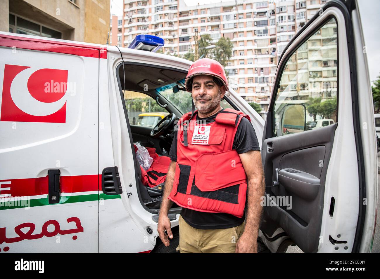 Beyrouth, Liban. 22 octobre 2024. Mohamad Hassanen, chef d'équipe de l'Association Al Shifaa, répond aux frappes aériennes dans les banlieues sud durement touchées de Beyrouth. Plus d'un cinquième de la population du pays a été déplacée par les frappes aériennes israéliennes. Israël mène une attaque brutale sur une grande partie du Liban, affirmant qu’il cible des cibles et des infrastructures liées au Hezbollah. Crédit : SOPA images Limited/Alamy Live News Banque D'Images