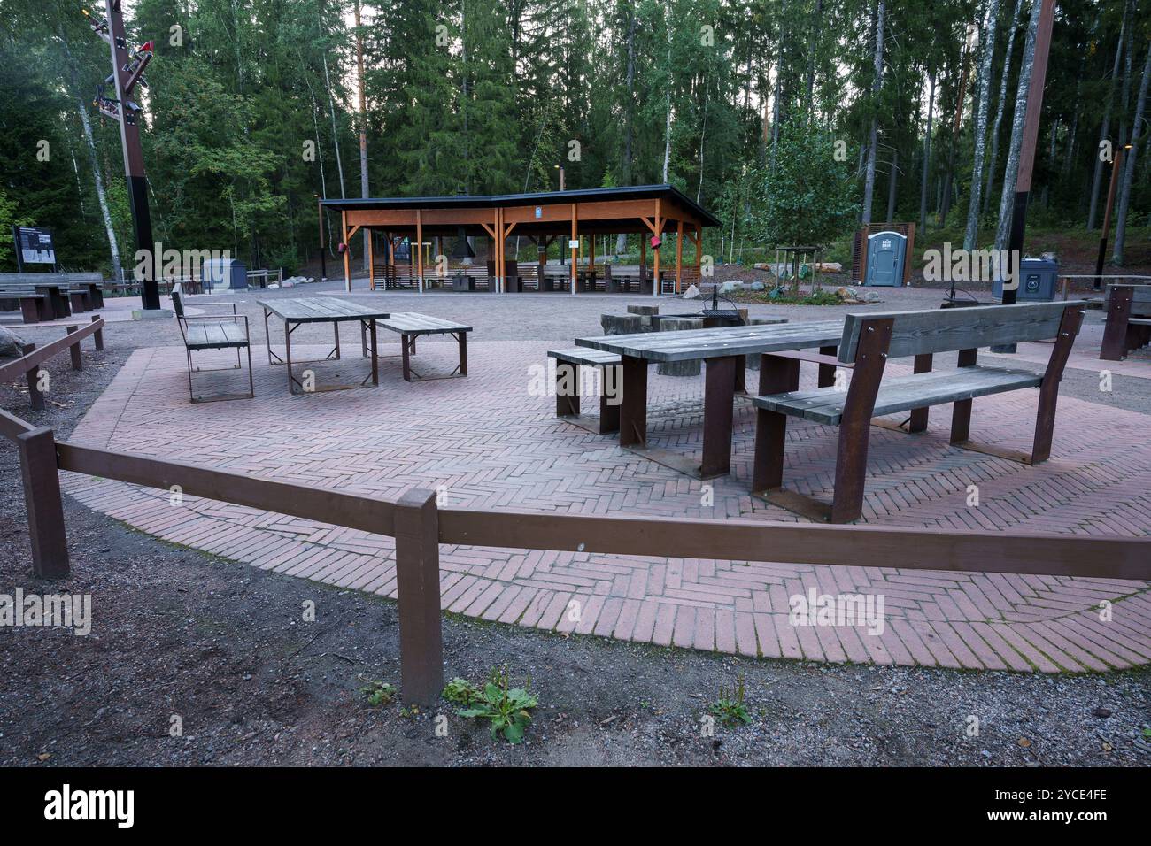 Vantaa, Finlande. 25 août 2024 - aire de pique-nique extérieure avec tables en bois et abri dans l'aire de loisirs de Kuusijärvi. Banque D'Images