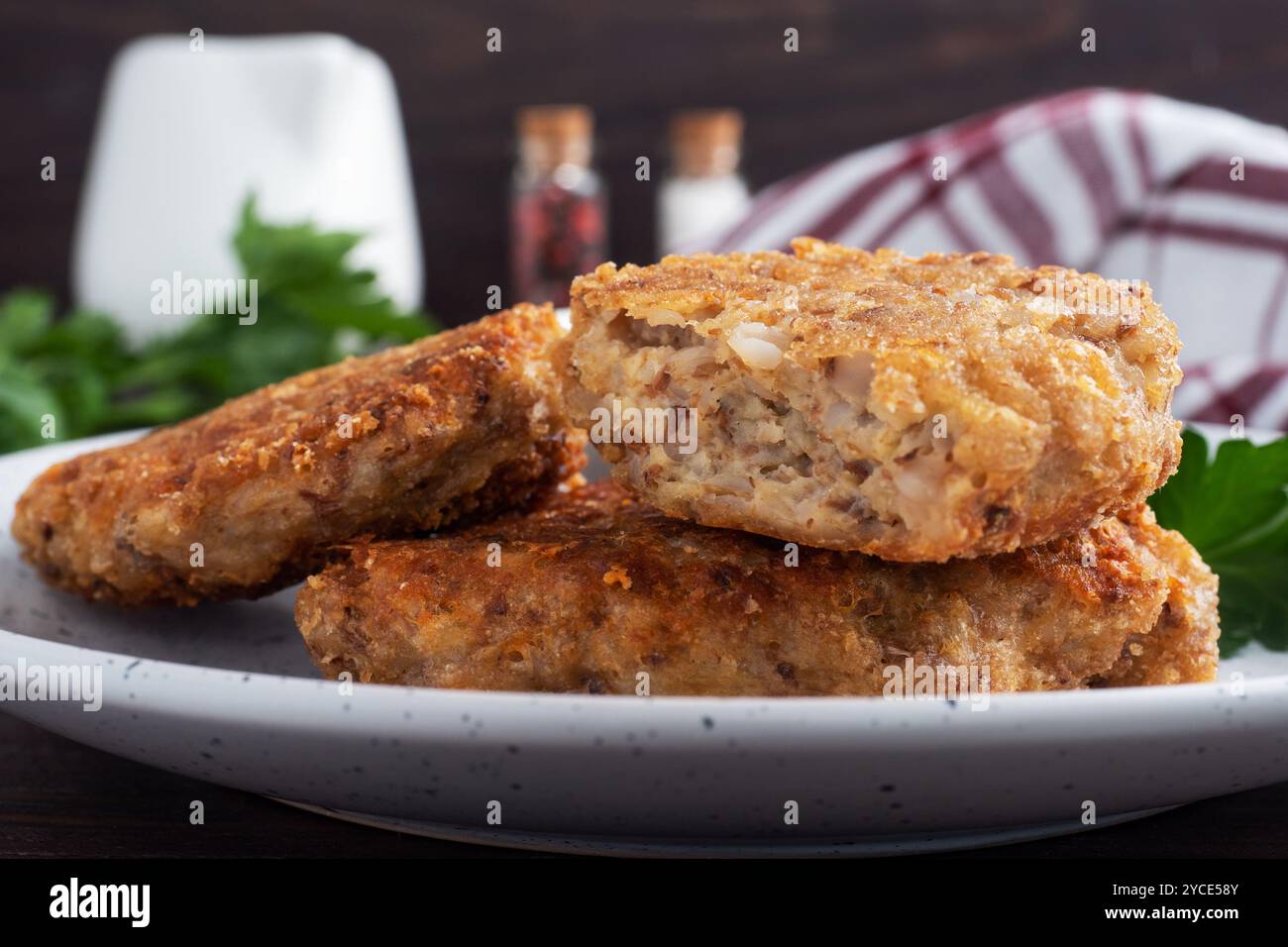 Côtelettes de sarrasin au fromage et au persil sur une assiette Santé alimentation Banque D'Images Côtelettes de sarrasin au fromage et au persil sur une assiette Santé alimentation Banque D'Images