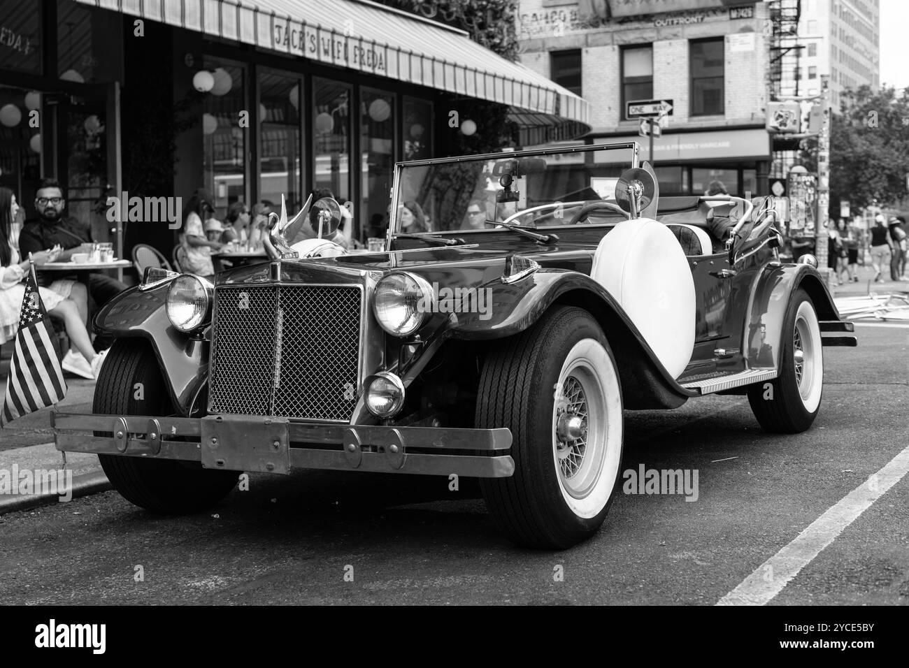 New York City, USA - 30 juin 2023 : Excalibur série III Phaeton car vue latérale avant garée Banque D'Images