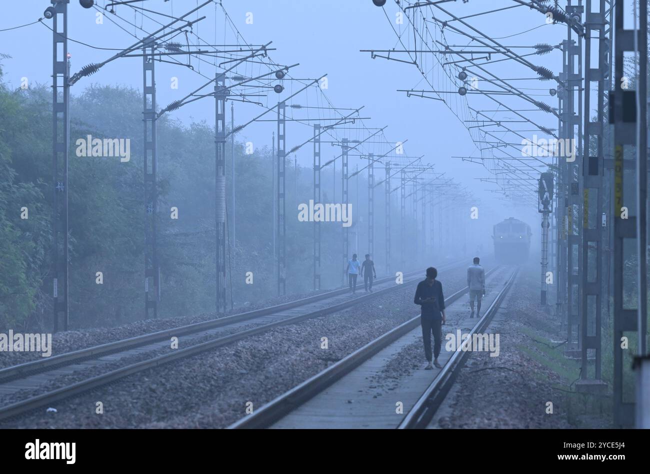 New Delhi, Inde. 22 octobre 2024. NEW DELHI, INDE - 22 OCTOBRE : une épaisse couche de brume vue engloutie sur les voies ferrées près de Dwarka tôt le matin du 22 octobre 2024 à New Delhi, Inde. (Photo de Vipin Kumar/Hindustan Times/Sipa USA) crédit : Sipa US/Alamy Live News Banque D'Images